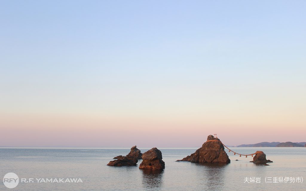 夕凪の二見浦が美しい、三重県伊勢市の「夫婦岩」背景