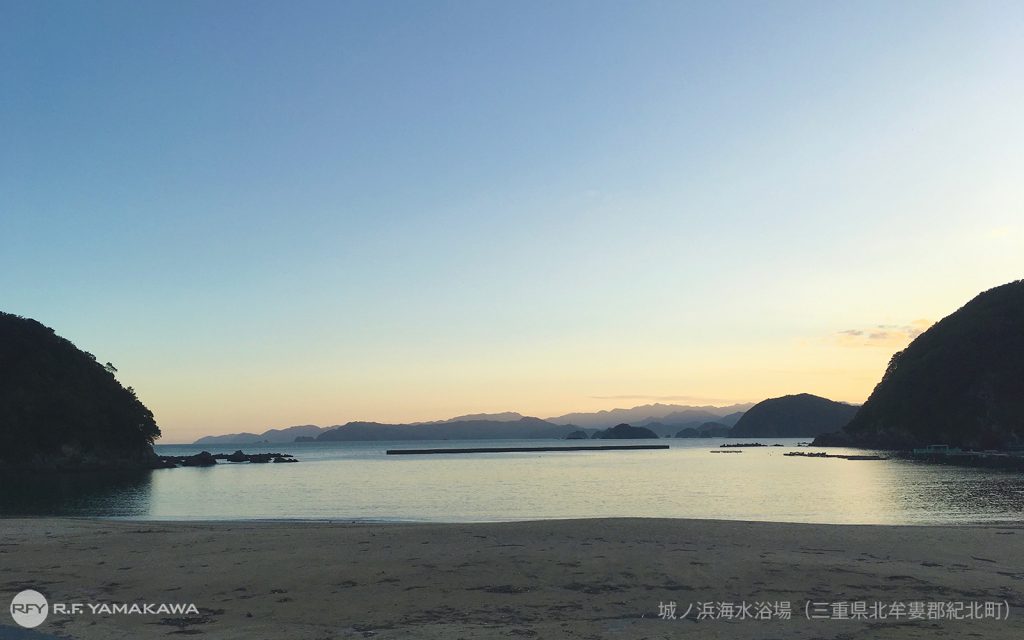 穏やかな内海の夕暮れ。三重県紀北町の海水浴場背景